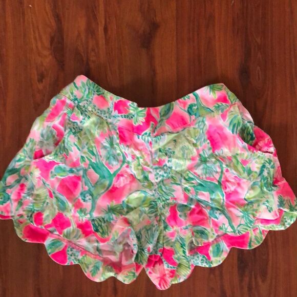 Lilly Pulitzer Pants - Lilly Pulitzer Pink and green floral scalloped bottom shorts size S